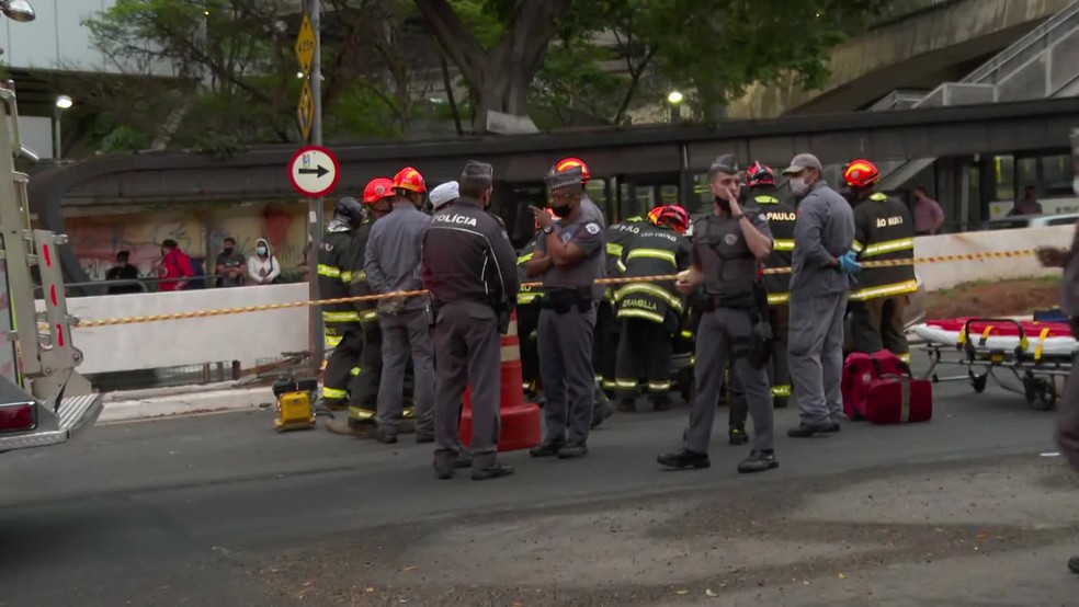 Acidente interdita Avenida Rebouças, na Zona Oeste de SP, na manhã desta segunda — Foto: Reprodução/TV Globo