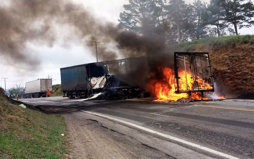 Carretas pegaram fogo apÃ³s batida na BR-116, trecho da cidade de Irajuba, no sudoeste da Bahia â€” Foto: Blog do Marcos Frahm