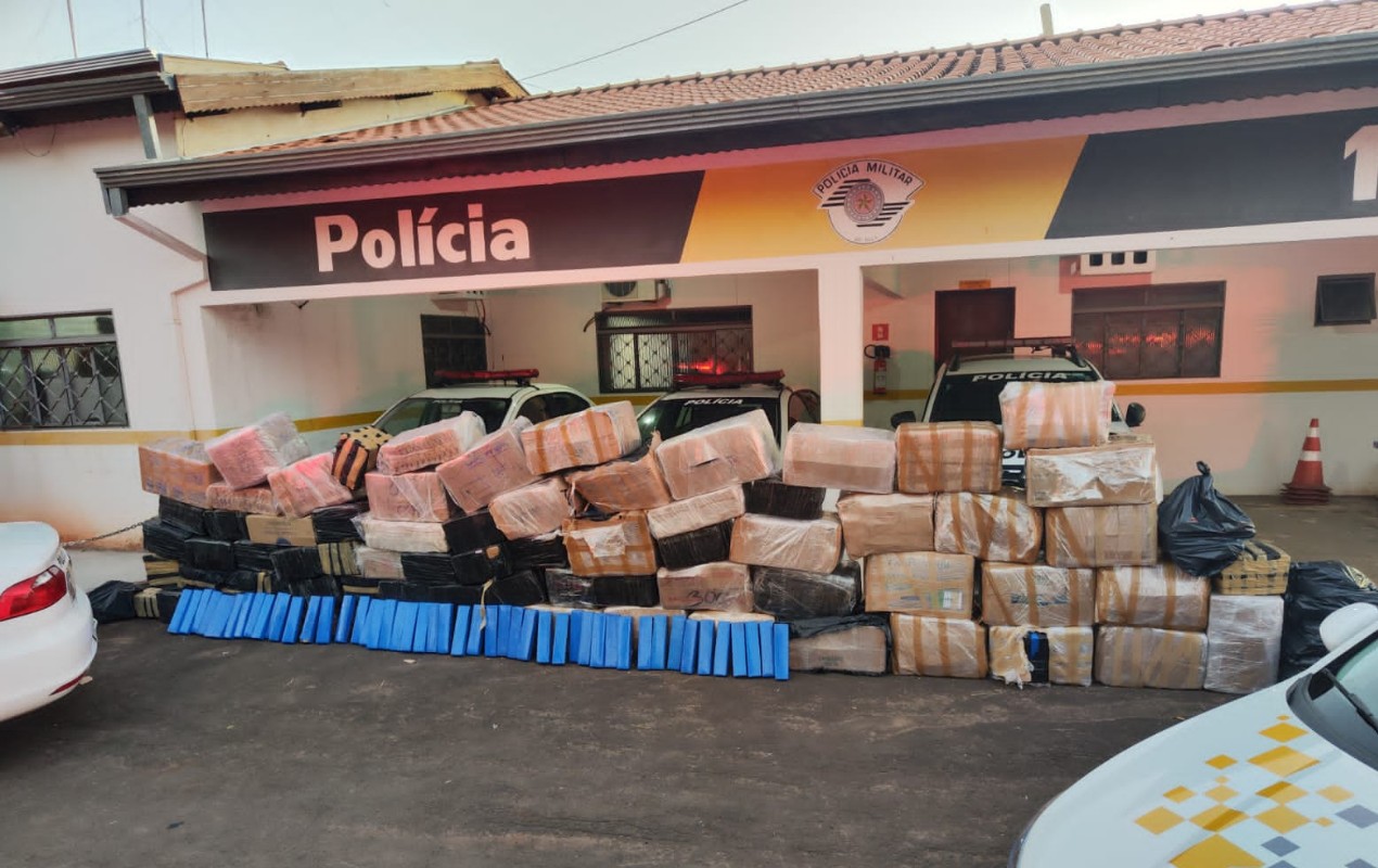 Polícia prende caminhoneiro com tabletes de maconha escondidos em carga de semente