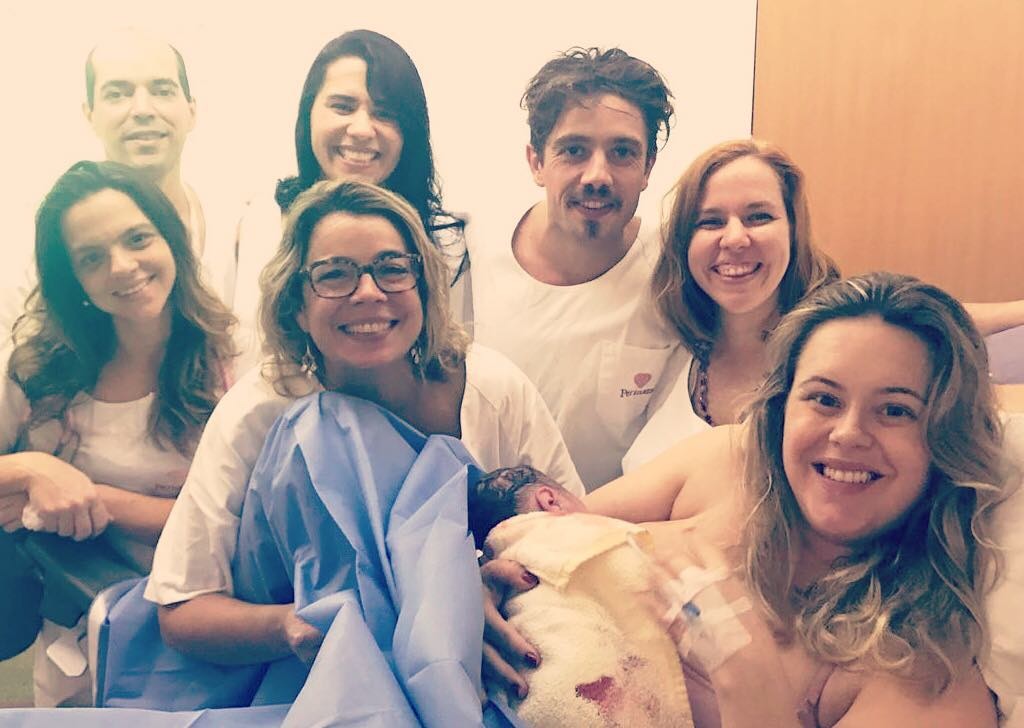Mariana Bridi e Valentim recebem visitas na maternidade (Foto: Reprodução/Instagram)