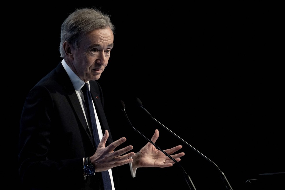 Bernard Arnault em discurso na assembleia geral da LVMH em Paris  — Foto: ALAIN JOCARD / AFP