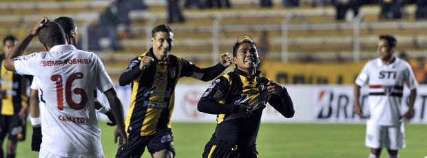 Nelvin Soliz comemora gol Strongest sobre São Paulo (Foto: AFP)