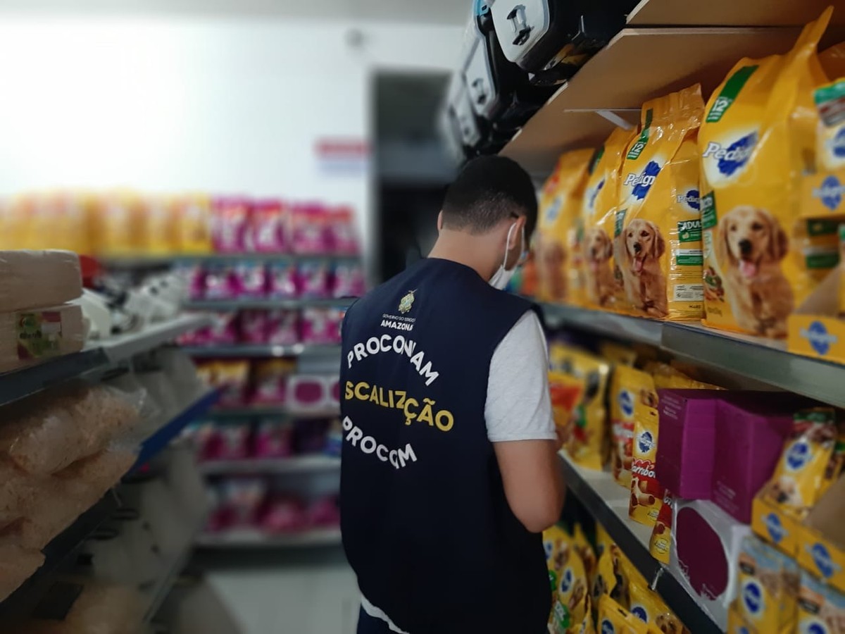 348 quilos de produtos vencidos são apreendidos em pet shop em Manaus