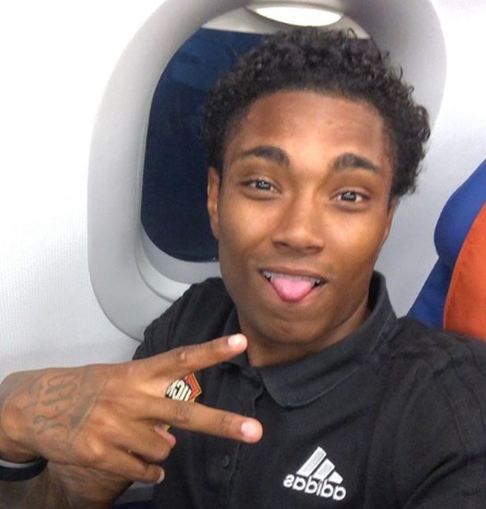 Vitinho postou foto no avi&atilde;o antes de decolar a caminho do Rio de Janeiro (Foto: Reprodu&ccedil;&atilde;o / Redes Sociais)