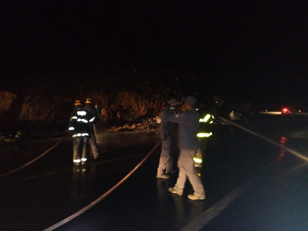 Bombeiros lavaram a pista para retirar o óleo (Foto: Polícia Rodoviária Federal/ Divulgação)