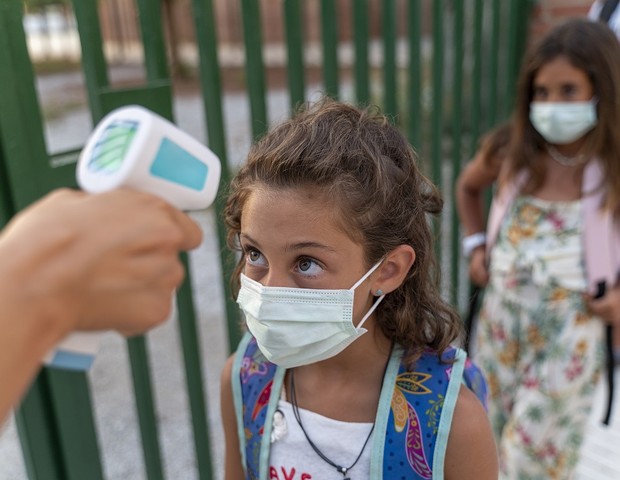 Criança com febre deve ir à escola? - Brasil Escola