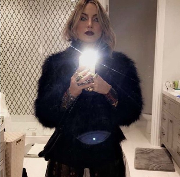 Claudia Leitte posa no clima de Halloween no banheiro de sua casa (Foto: Instagram / Reprodução)