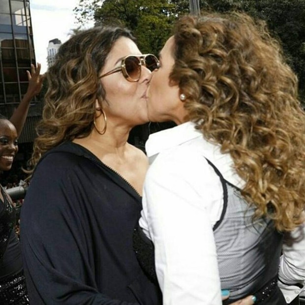 Daniela Mercury beija a mulher, Malu Verçosa (Foto: Reprodução/Instagram)