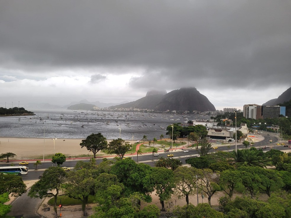 Céu encoberto por nuvens no Rio de Janeiro  — Foto: Cristina Boeckel/g1 Rio