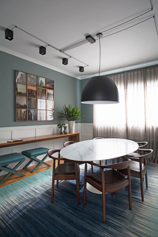 A sala de jantar ficou acolhedora graças à boiserie que cobre meia-parede, projetada pelo escritório Two Design (Foto: André Klotz / Editora Globo)