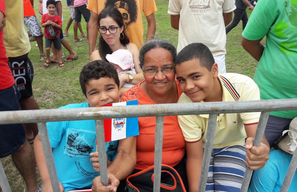 Dona Fátima Mariano conta que já assiste ao desfile há anos, e hoje os netos fazem companhia à ela (Foto: Magda Ataíde/G1) Dona Fátima Mariano conta que já assiste ao desfile há anos, e hoje os netos fazem companhia à ela (Foto: Magda Ataíde/G1)