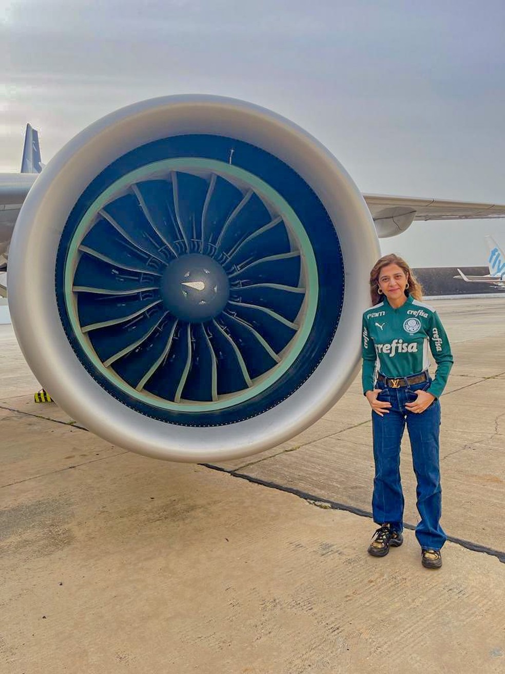 Leila Pereira mostra novo avião do Palmeiras — Foto: Divulgação