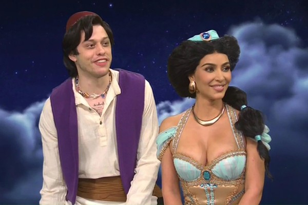 Pete Davidson e Kim Kardashian no programa Saturday Night Live (Foto: Reprodução)