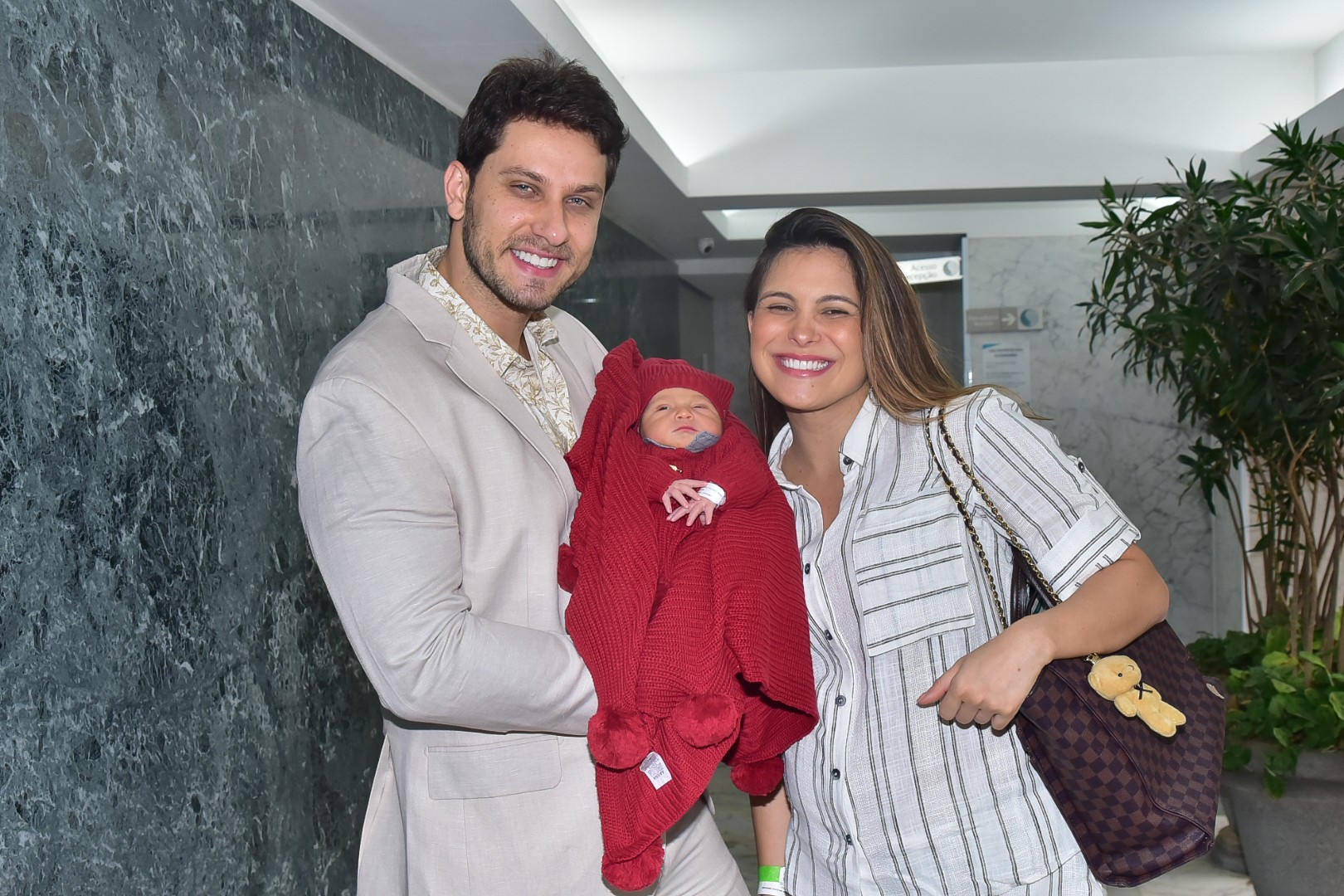  Eliéser Ambrósio e Kamilla Salgado com o filho, Bento (Foto: Brazil News / Leo Franco)