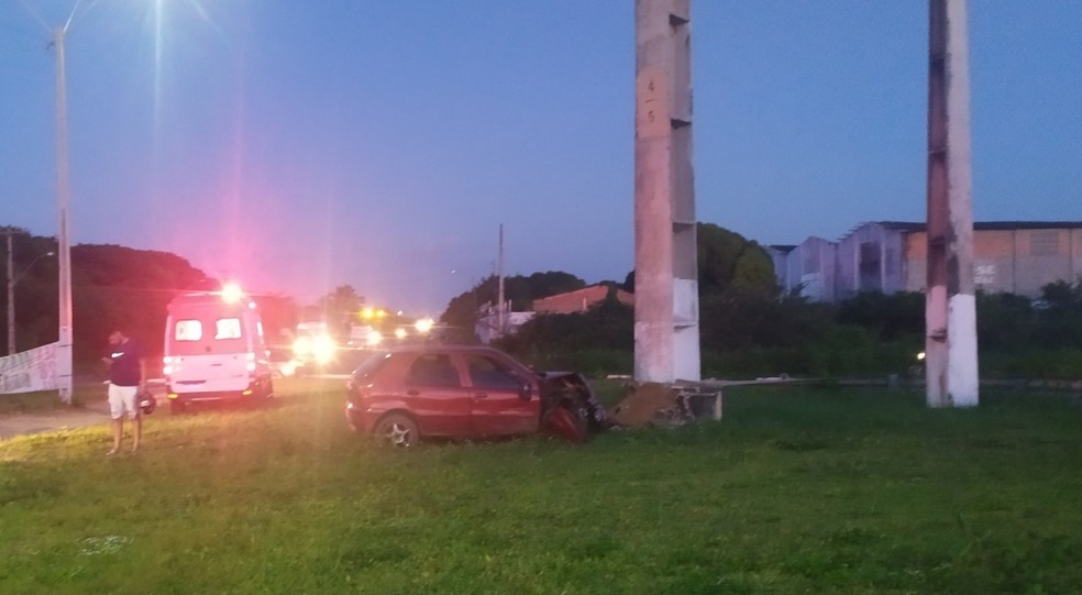 Homem colidiu contra poste em Parnaíba, no litoral do Piauí — Foto: Divulgação/PRF