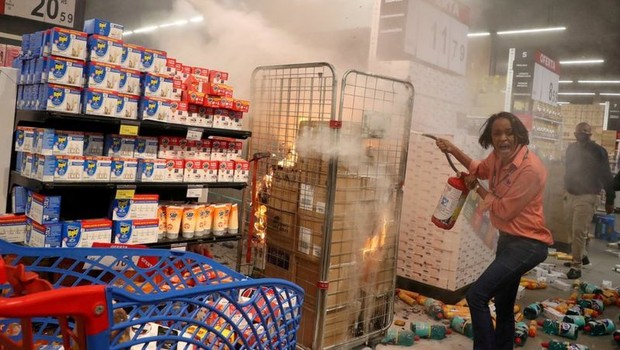 Manifestantes depredaram loja da rede Carrefour em São Paulo após morte de João Alberto Freitas (Foto: REUTERS)