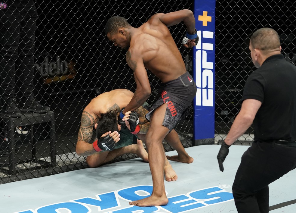 Kevin Holland nocauteou Anthony Hernandez em apenas 39s no UFC: Overeem x Harris — Foto: Getty Images