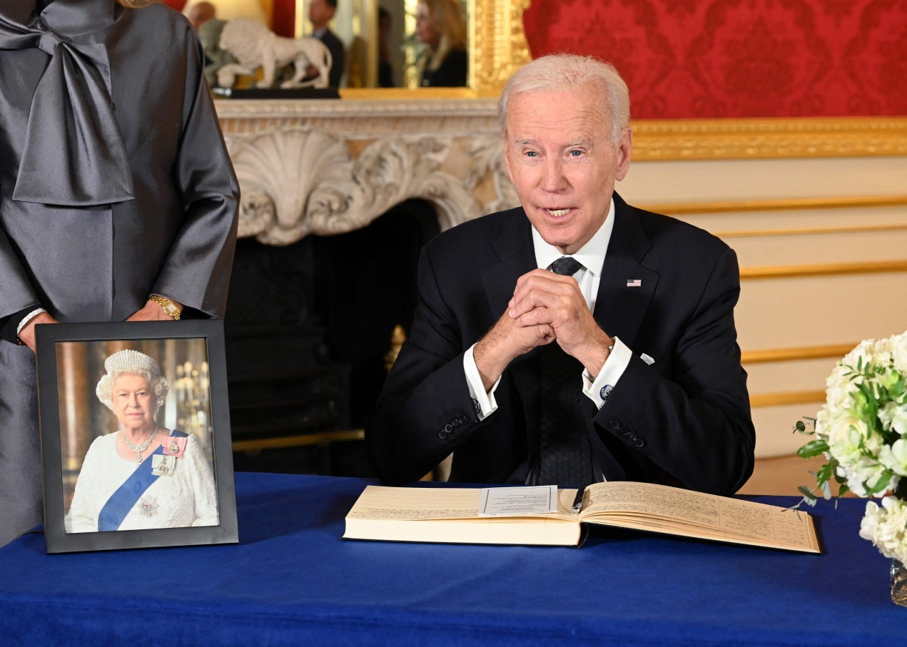 Presidente dos EUA, Joe Biden, assina livro de condolências da rainha Elizabeth II — Foto: Jonathan Hordle / POOL / AFP