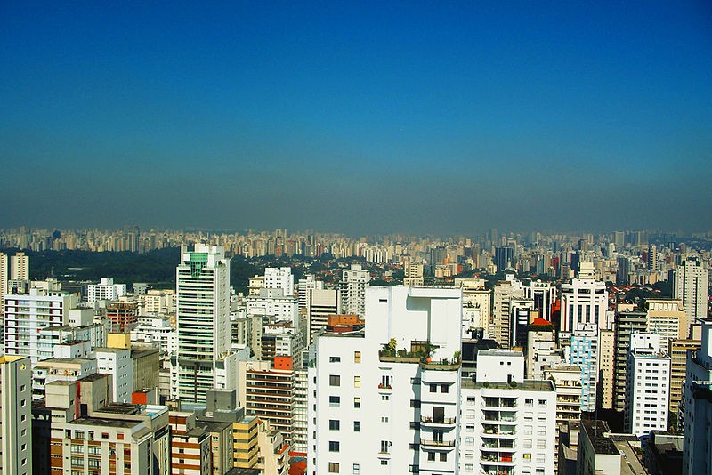 Faixa mais escura representa a poluição no ar de São Paulo (Foto: Alexandre Giesbrecht/Wikimedia Commons)
