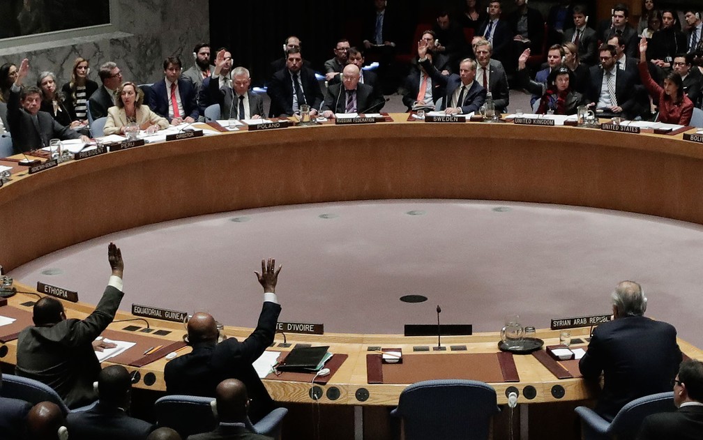 Membros do Conselho de SeguranÃ§a votam em resoluÃ§Ã£o apresentada pelos EUA para investigaÃ§Ã£o independente sobre uso de armas quÃ­micas na SÃ­ria, durante reuniÃ£o na terÃ§a-feira (10), em Nova York (Foto: AP Photo/Julie Jacobson)