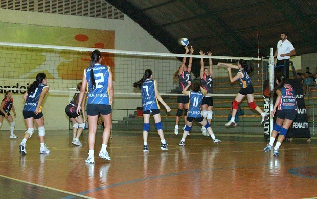 Equipe de Voleibol Adulto Feminino estreia com vitória fora de