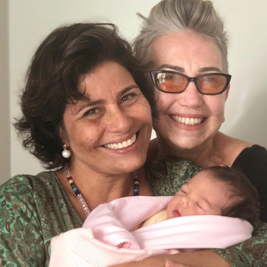 Caléria Alencar, mãe de Rafa Vitti, e Claudia Werneck, mãe de Tatá, com a netinha (Foto: Reprodução / Instagram)
