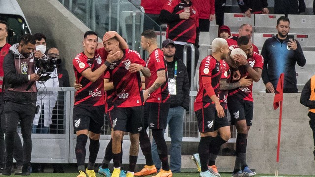 David Terans comemora o gol em Athletico-PR x Cuiabá