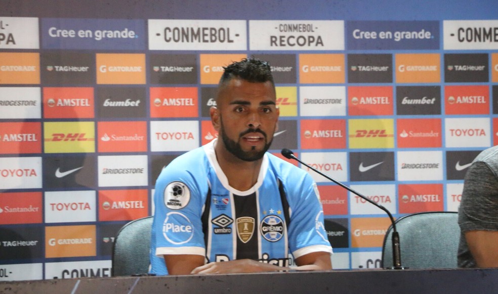 Maicon recomou a braçadeira de capitão e titularidade no Grêmio (Foto: Eduardo Moura)