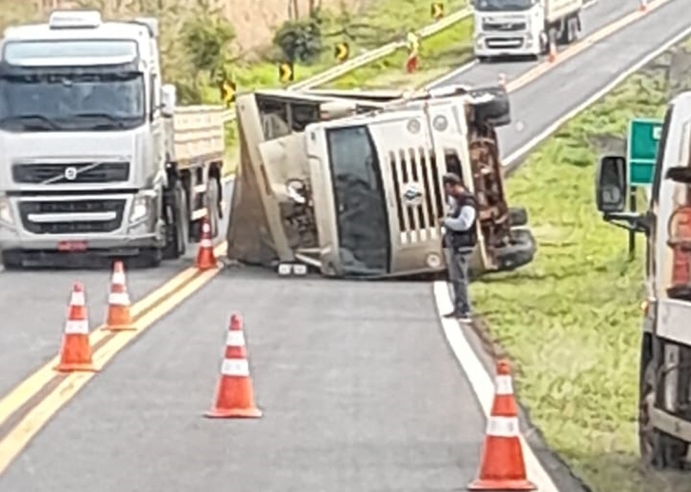 Caminhão tombado em rodovia de Itapura  — Foto: Arquivo Pessoal 