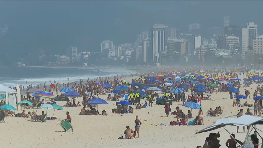 Uso de cadeiras e barracas nas areias segue proibido pela prefeitura do Rio — Foto: Reprodução/TV Globo