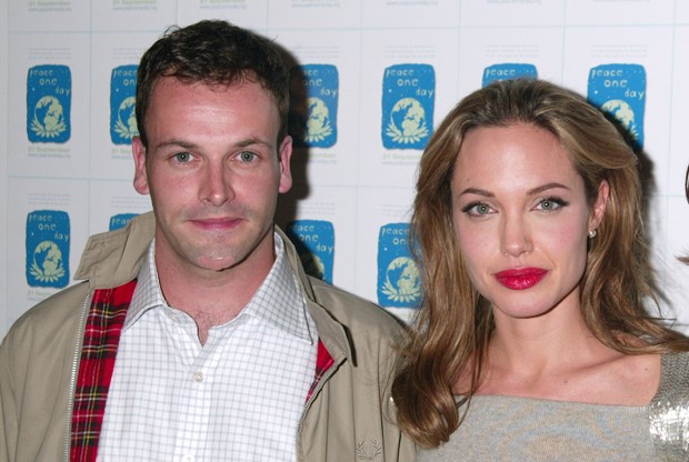 Angelina Jolie e o ex-marido Jonny Lee Miller (Foto: Getty Images)