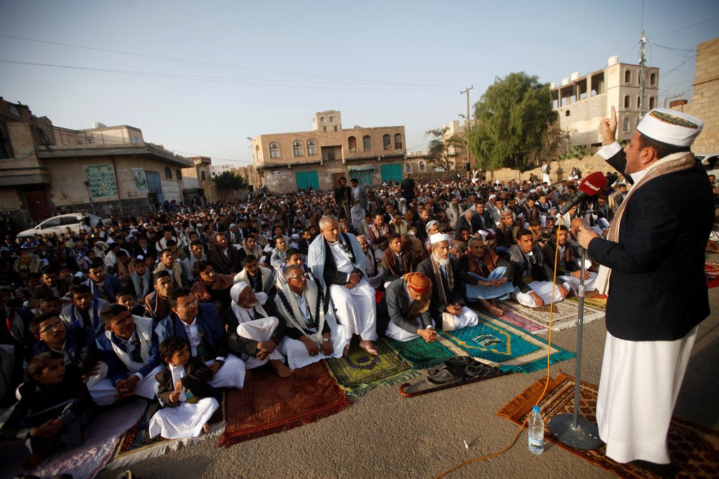 Apoiadores do movimento houthi, no Irã, rezam pelo Eid al-Fitr, que marca o fim do mês sagrado do Ramadã, em Sana'a, capital do Iêmen, no dia 5 de junho. — Foto: Mohamed al-Sayaghi/Reuters