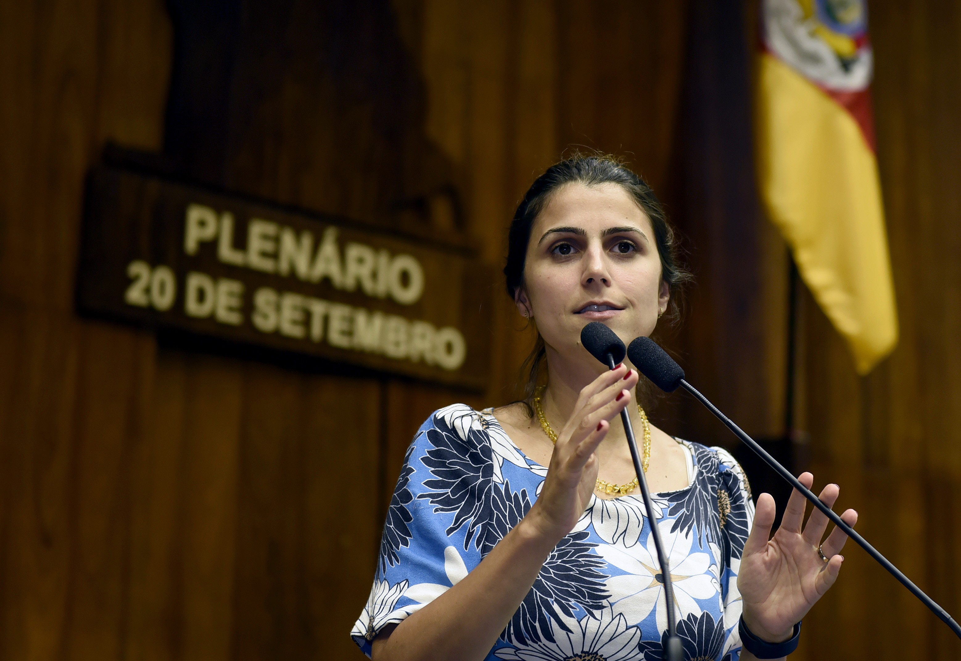 Manuela D'Ávila descarta concorrer nas eleições de 2022: 'não são os mandatos que me fizeram militante'