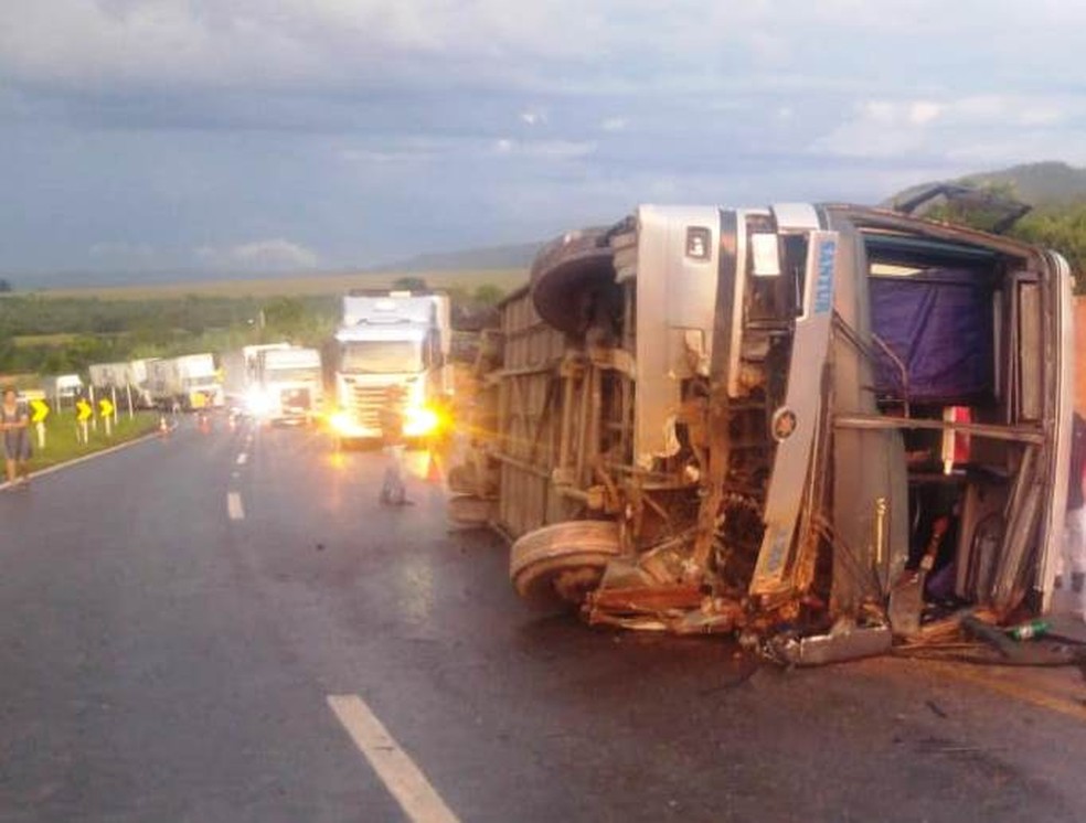 Ônibus tombou na na BR-146, em Serra do Salitre, neste domingo (20) após ficar sem freio; duas pessoas morreram — Foto: Polícia Rodoviária Federal/Divulgação