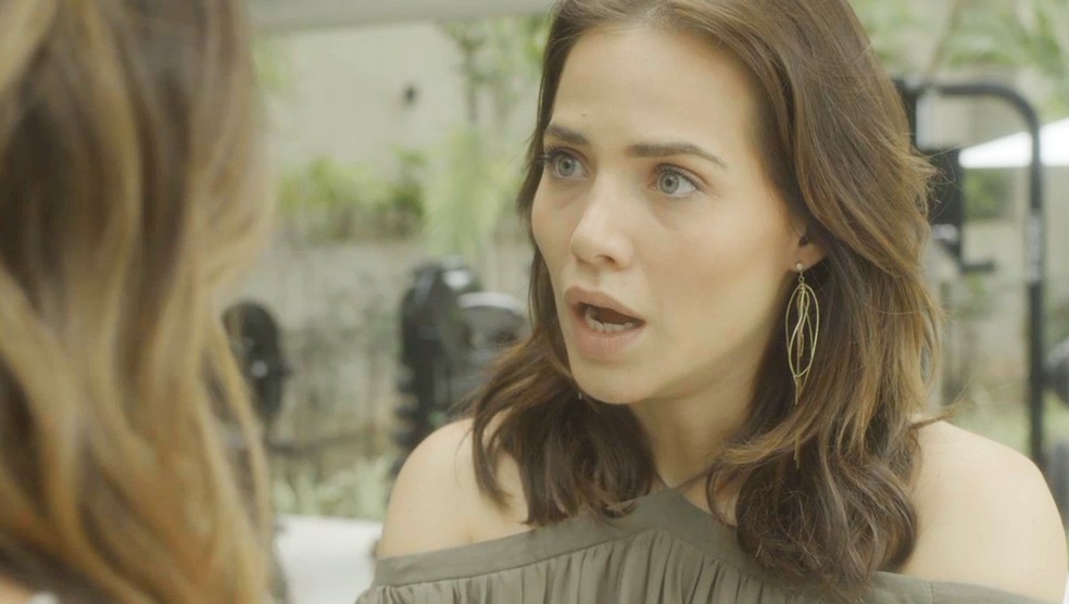 Rosa fica chocada ao descobrir que Remy realmente não morreu — Foto: TV Globo