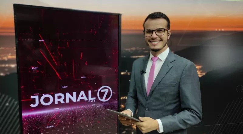 Jornalista de 36 anos sofreu mal súbito enquanto apresentava noticiário ao vivo no início de janeiro (Foto: DIVULGAÇÃO/TV ALTEROSA)