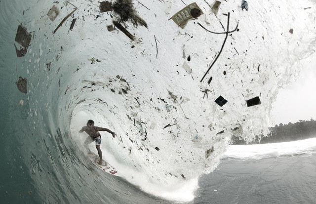 Surfista em onda de lixo (Foto: Divulgação/Vogue Internacional)