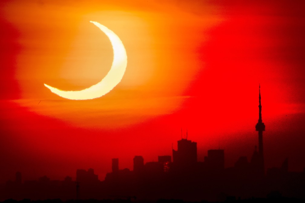 Eclipse solar anular registrado em Toronto, no Canadá, nesta quinta-feira (10)  — Foto: Frank Gunn/The Canadian Press via AP