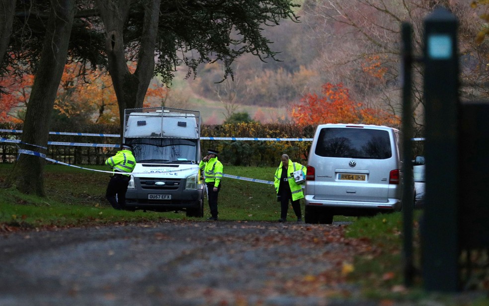 Policiais são vistos no local onde um avião e um helicóptero se chocaram em Aylesbury, Buckinghamshire, na Inglaterra, na sexta-feira (17) (Foto: Aaron Chown/PA via AP)
