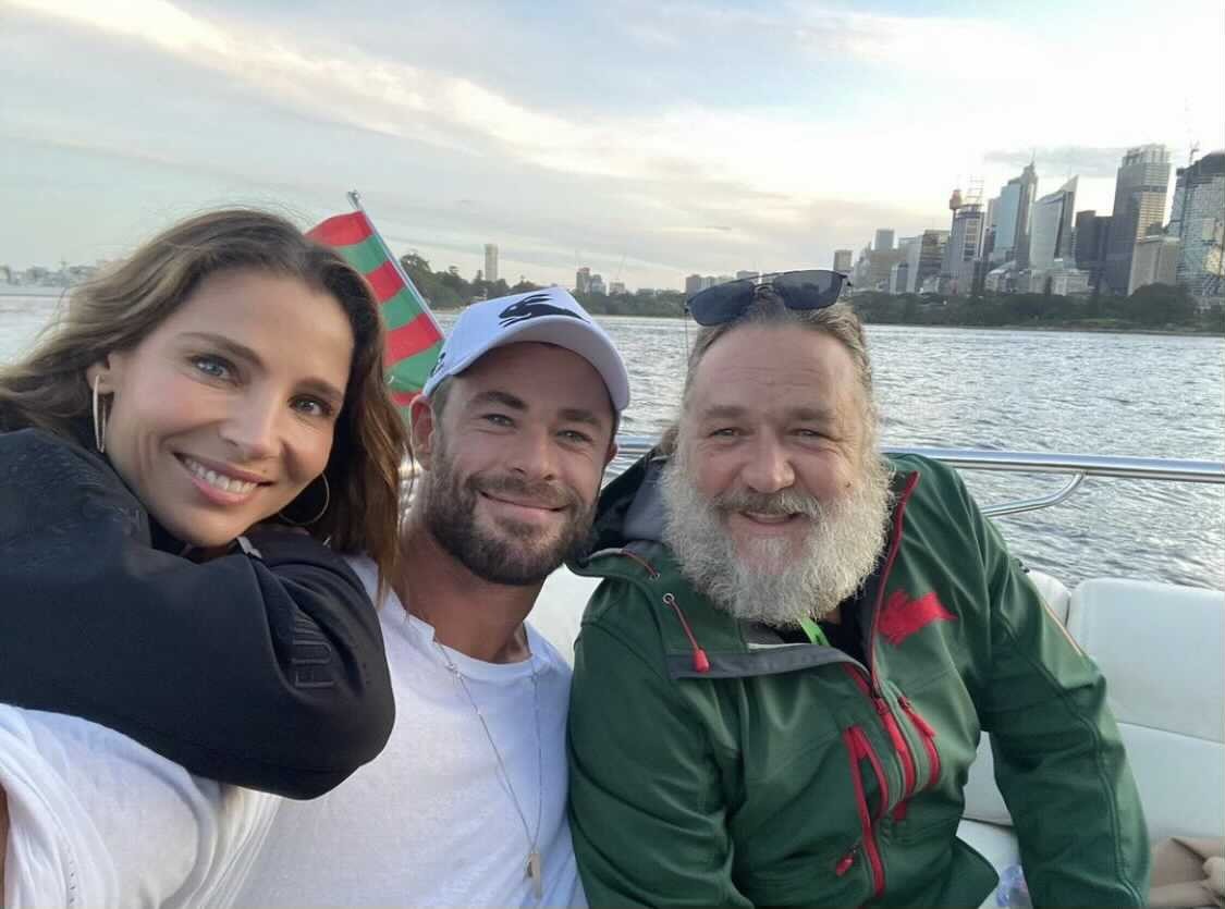 A atriz Elsa Pataky com o marido, o ator Chris Hemsworth, e o ator Russell Crowe (Foto: Reprodução / Twitter)