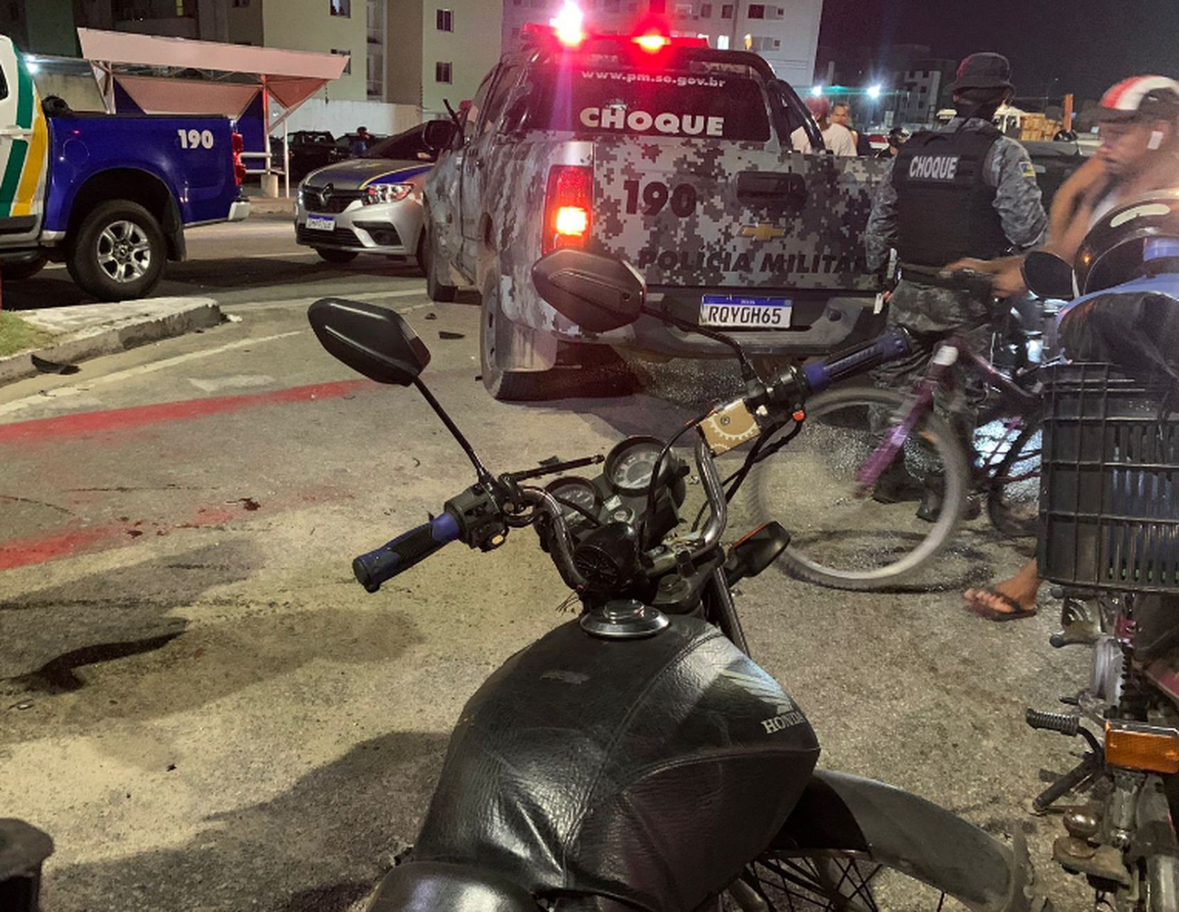 Motociclista fica ferido após se envolver em acidente com viatura da PM em Aracaju