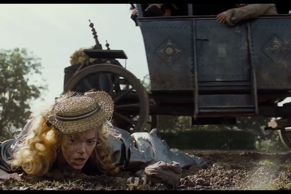 A atriz Emma Stone em cena de A Favorita (Foto: Reprodução)