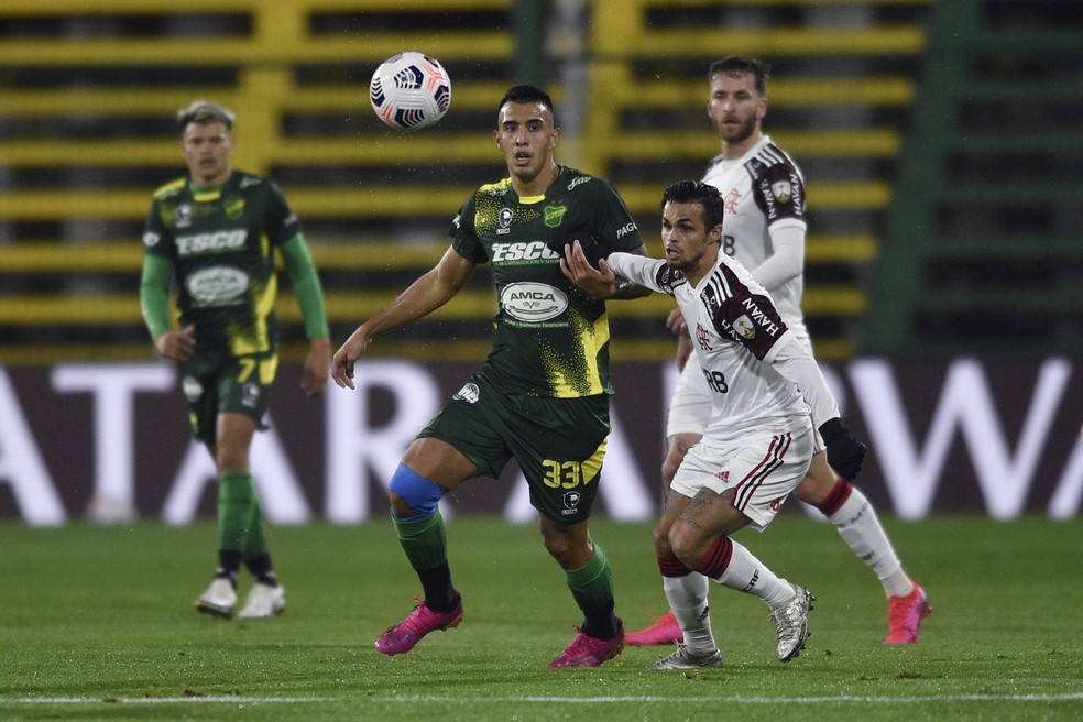 Michael disputa a bola no duelo com o Defensa y Justicia — Foto: Gustavo Garello-Pool/Getty Images