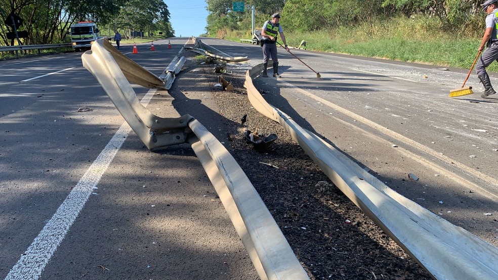 Acidente com caminhão matou motorista na Rodovia Assis Chateaubriand (SP-425), em Presidente Prudente (SP) — Foto: Paula Sieplin/TV Fronteira