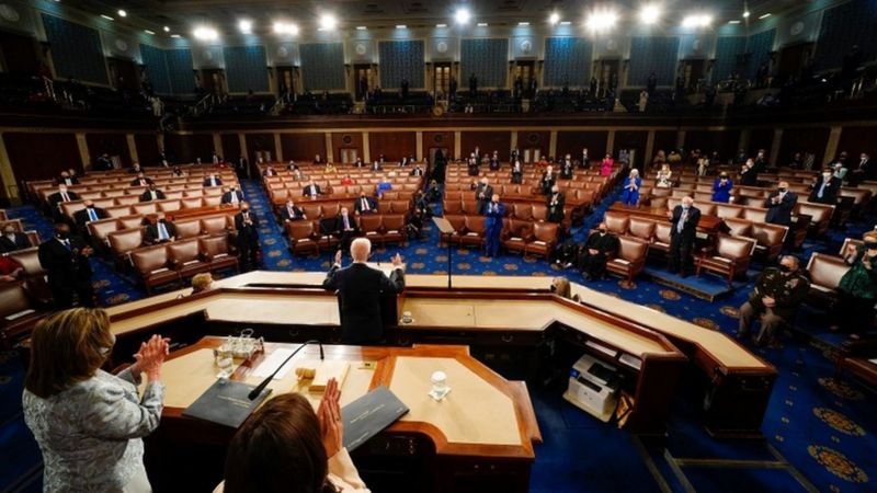 BBC - Biden em discurso ao Congresso na quarta-feira (28/4); no legislativo, os democratas contam com margem pequena (Foto: MELINA MARA/REUTERS via BBC)