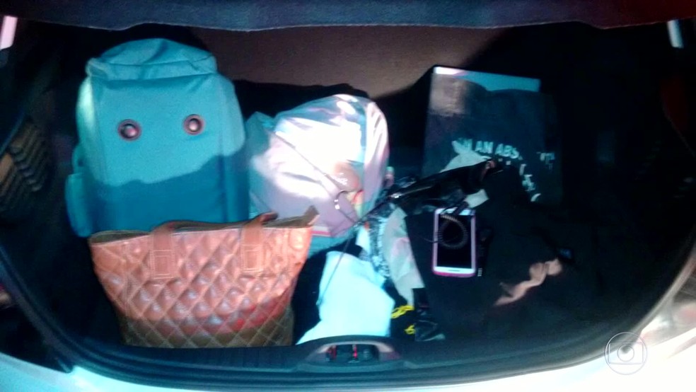 Policiais encontraram várias bolsas no porta-malas do carro onde os criminosos estavam. (Foto: Reprodução/ TV Globo)