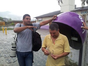 Equipe de reportagem foi abordada por bandidos na Padre Manoel da Nóbrega, em São Vicente (Foto: Cássio Lyra/G1)