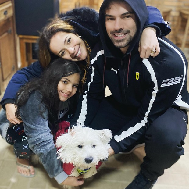 Renata Dominguez com o marido, Leandro Gléria, e a enteada, Victoria (Foto: Reprodução/Instagram)