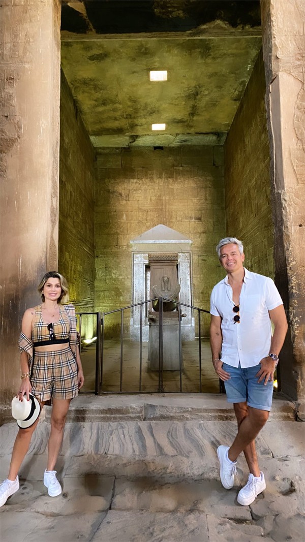 Flávia Alessandra escolhe look grifado para passear pelo Egito (Foto: Reprodução / Instagram)