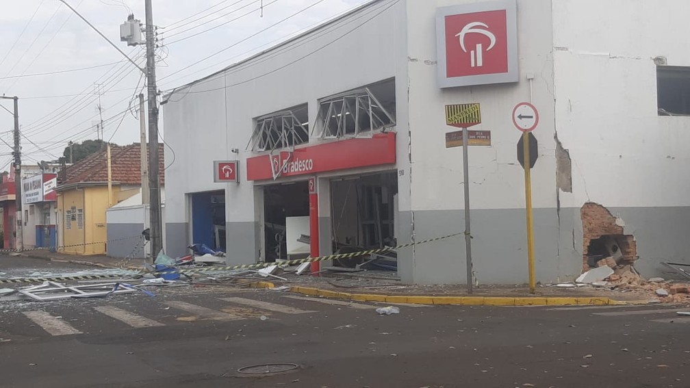 Interior da agência e fachda ficaram destruídos com explosão em Iracemápolis — Foto: Edijan Del Santo/EPTV
